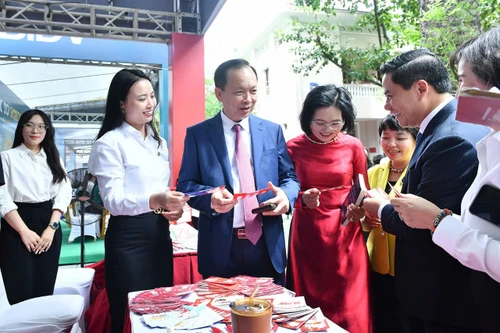 Sinh viên trang bị kiến thức tài chính thông qua chuỗi sự kiện "Đồng tiền thông thái"