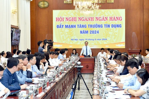 Tăng trưởng tín dụng mới đạt 3,79%, vẫn còn ngân hàng tăng trưởng âm