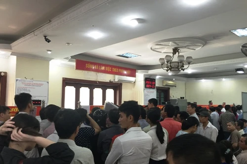 Người Hà Nội ùn ùn kéo nhau đi đổi Giấy phép lái xe