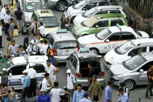 Thu hồi phù hiệu 640 xe ô tô vi phạm trong 1 tháng