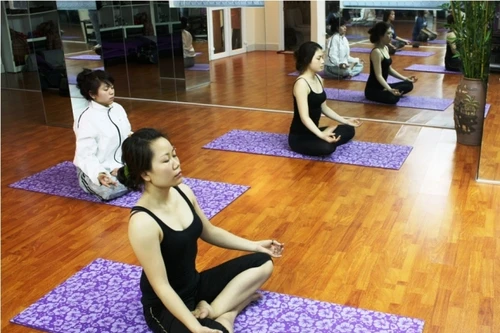Yoga giúp giảm các triệu chứng mất ngủ và mãn kinh 