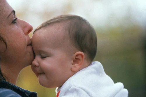 Mẹ âu yếm, trẻ ít bị kích thích