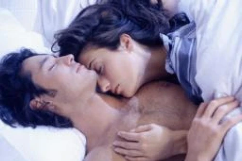 Vì sao sau khi "yêu", chồng em cứ lăn ra ngủ?
