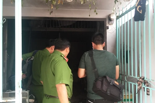 Dùng xà beng phá cửa, cứu 2 người bỏng nặng sau tiếng nổ lớn