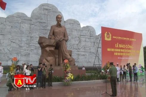 Bộ Công an báo công dâng Bác tại khu lưu niệm Sáu điều Bác Hồ dạy CAND