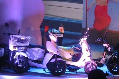 Trao tặng 100 xe máy điện cho Công an Hà Nội