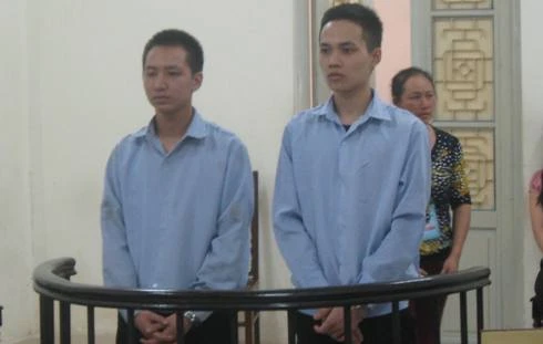 Hai tên cướp thúc thủ ngay sau khi giật sợi dây chuyền