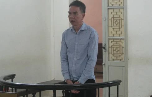 Mâu thuẫn vặt vãnh, rút súng bắn bạn đến cùng