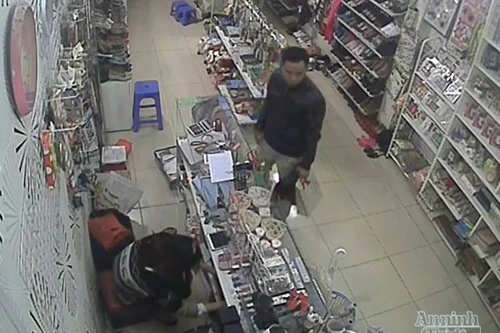 Truy tìm tên trộm “chôm” túi xách trong cửa hàng tạp hóa