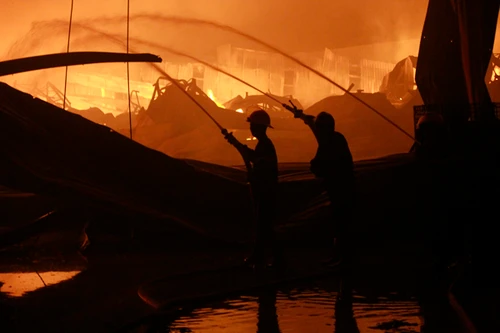 Cận cảnh cháy lớn tại khu công nghiệp Quang Minh