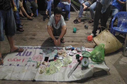 Hơn 100 cảnh sát bất ngờ ập vào triệt xoá sòng bạc "khủng"