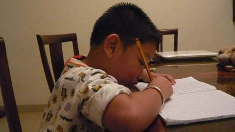 Ngất xỉu vì lịch học tối tăm mặt mũi của bé 4 tuổi 