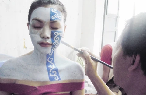 Siêu mẫu ngực khủng Ngọc Hằng làm mẫu body art