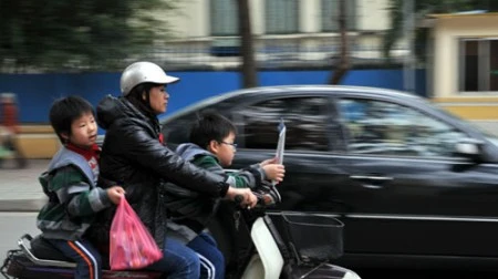 Cha mẹ thản nhiên phạm luật trước mặt con 