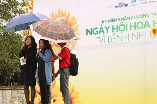 Ca sỹ Thanh Lam và con gái đội mưa hát