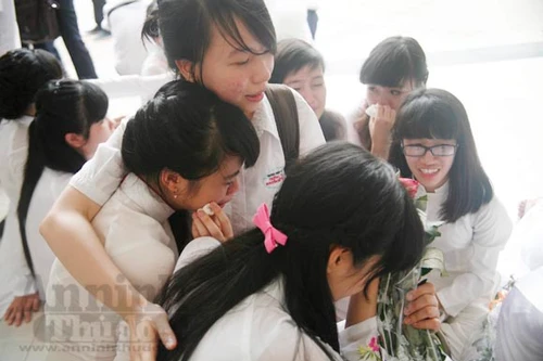 Xúc động "ngày chia xa" của thầy - trò trường THPT Nguyễn Tất Thành