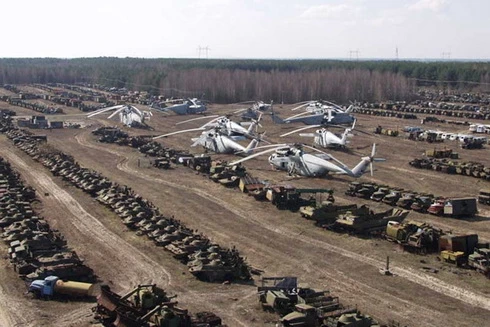 [ẢNH] Hàng ngàn phương tiện quân sự bị vứt bỏ sau thảm họa Chernobyl