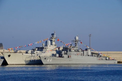 [ẢNH] Tàu 015 - Trần Hưng Đạo "đọ dáng" với Tàu 20 tại Hàn Quốc