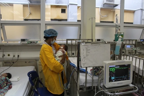 BV Nhi Trung ương: Bệnh nhân đông nhưng không còn nằm ghép