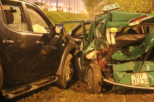 Ô tô bán tải va chạm với xe taxi, 4 người bị thương