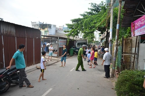 Người phụ nữ quật 2 tên trộm ngã xuống đường