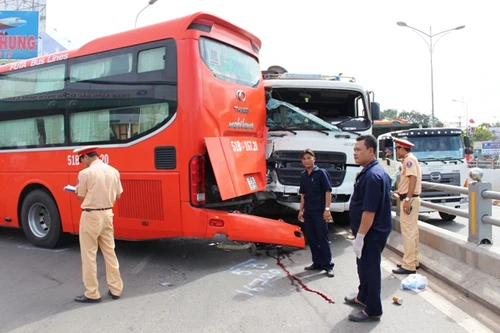 Nhân viên xe khách Phương Trang tử nạn khi đang "lơ" xe 