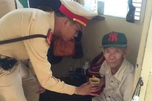 Đi khám bệnh lạc đường, cụ ông 75 tuổi được CSGT giúp đỡ