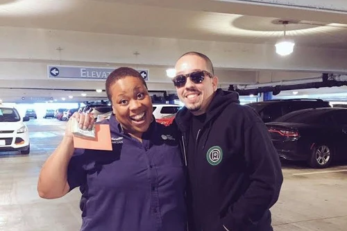 Người phụ nữ nhận được 3.000 USD nhờ… tìm hộ chỗ đỗ xe cho khách