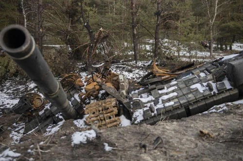 Xe tăng chủ lực Ukraine tan nát dưới đòn truy kích của quân Nga