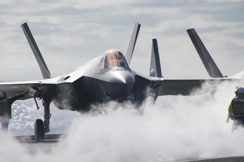 Tiêm kích tàng hình F-35C nườm nượp cất-hạ trên tàu sân bay Mỹ ở cửa ngõ Biển Đông