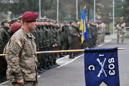 Mỹ, Anh đồng loạt rút quân khỏi Ukraine, tình thế khu vực căng như dây đàn