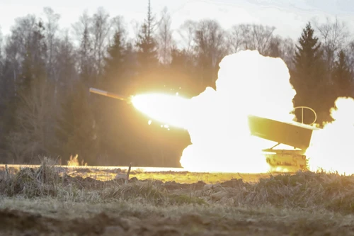 Vừa tới Ukraine, siêu pháo phản lực M270 mạnh nhất NATO liền khai hỏa dữ dội vào quân Nga