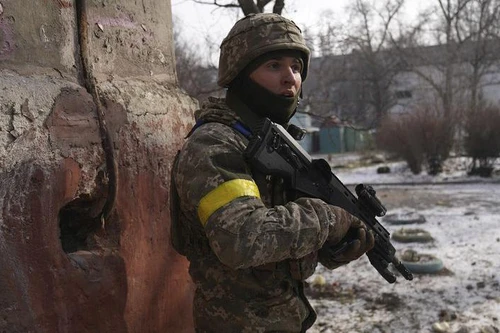 Lính Ukraine tác chiến với súng trường hiện đại TAR-21 của Israel