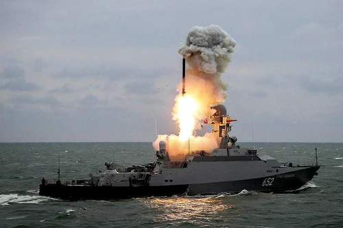 Khinh hạm Buyan-M mang tên lửa Kalibr Nga bị pháo phản lực BM-21 Ukraine bắn trọng thương?