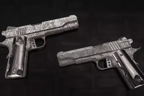 Khẩu súng làm từ thiên thạch 4 tỷ năm trị giá 4,5 triệu USD