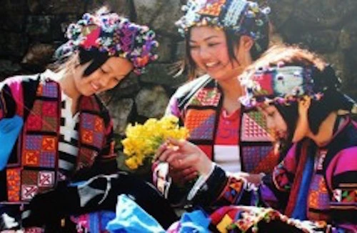 Triển lãm ảnh "Sắc màu các dân tộc Việt Nam"