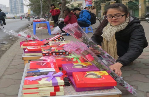 Nhiều sinh viên tìm cơ hội kinh doanh cho mình trong ngày Lễ tình nhân