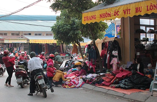 Thời trang Tết: Đua nhau giảm giá, xả hàng