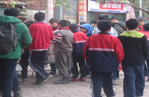 Thực phẩm "nhập nhèm” bao vây cổng trường học