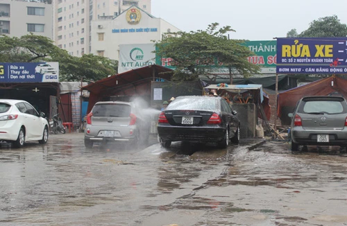 Dịch vụ rửa xe đắt khách, giá leo thang