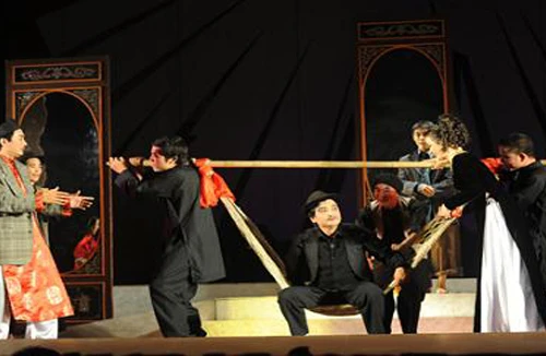 Vở chèo đương đại “Quan lớn về làng”