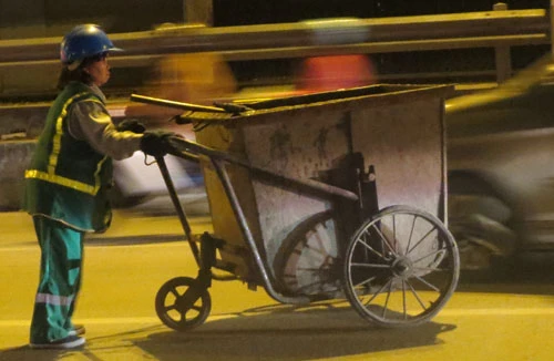 Tết luôn là thời gian cao điểm làm việc của công nhân vệ sinh