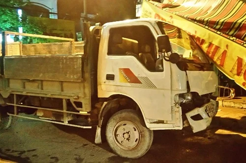 2 người phụ nữ thoát chết khi xe tải tông sập quán phở trong đêm