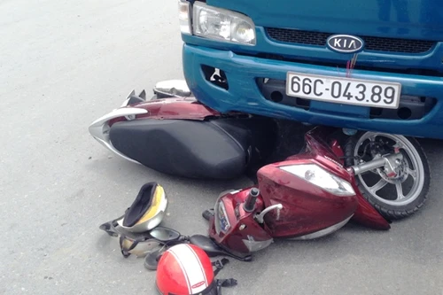 2 nam thanh niên nguy kịch sau va chạm với xe tải