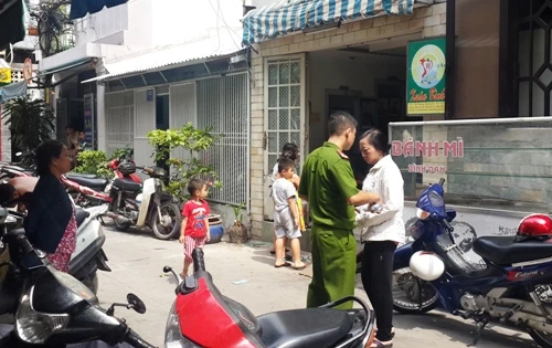 Người đàn ông khóa trái cửa tự đâm mình, tử vong