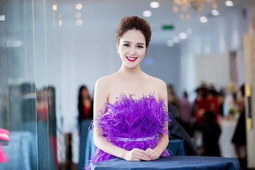 Á hậu Hoàng Anh khoe vai trần giữa trời đông Hà Nội