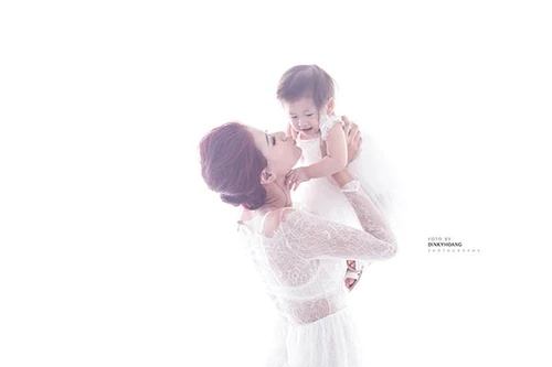 Trang Trần khoe vẻ trẻ trung, xinh đẹp bên con gái đầu lòng