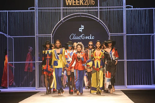 Phí Phương Anh đọ catwalk cùng Hoàng Thuỳ