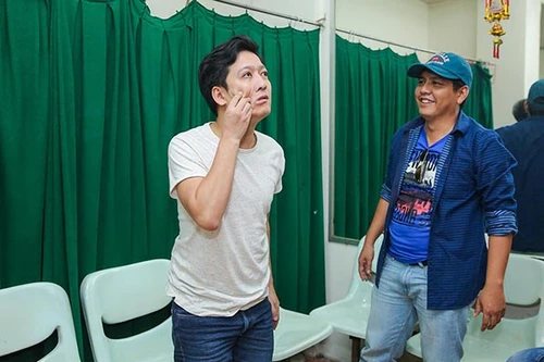 Trường Giang ăn mặc bình dân đi tập liveshow cùng đồng nghiệp