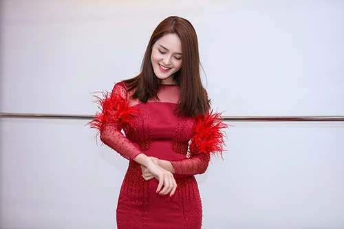 Á hậu Hoàng Anh tái xuất sau nửa năm vắng bóng